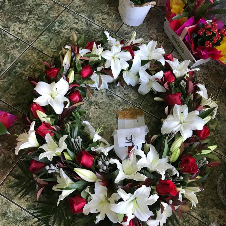 Coroana Funerara Crin Alb Trandafiri Rosii Ecuador