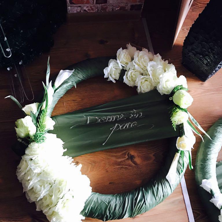 Coroana Funerara Alba cu Flori Artificiale