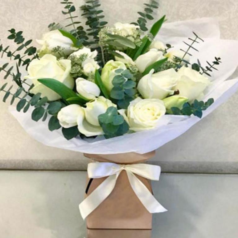 Buchet Trandafiri Alb, Lalele, Eucalipt.